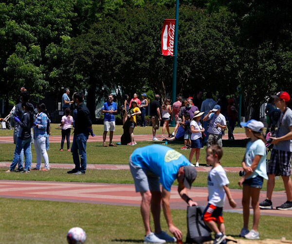 people gather in an atlanta park after georgia loosened lockdown restrictions
