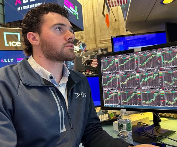 Dow, S&P 500 Retreat as Yields Move Higher