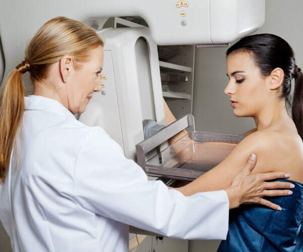 New Mammogram Guidelines 'Wrong' and Endanger Women's Lives, Doc Warns