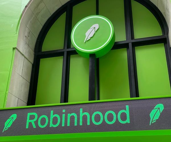 Robinhood Shares Gain on Retail Trading Rebound