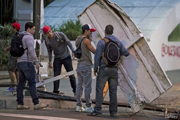 Venezuela Protesters Block Streets While Voicing Anger for Government