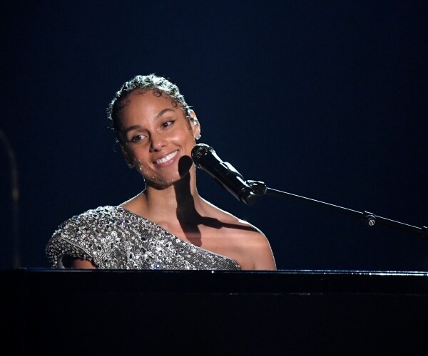 alicia keys performs at the 62nd annual grammy awards