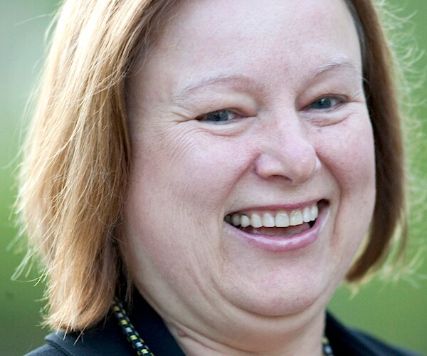 amanda bennett smiles while being photographed at a media event