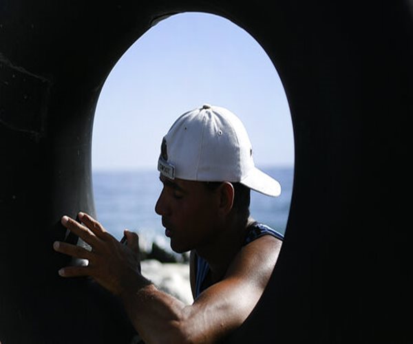Venezuelans Brave Open Sea on Tubes, Fishing for Survival