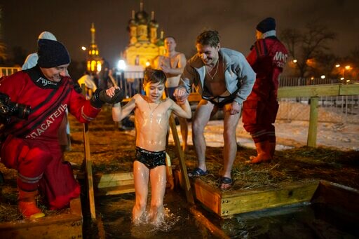 Russians Plunge into Icy Waters to Mark Feast of Epiphany