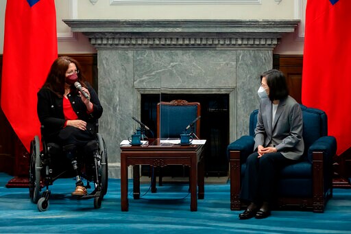 US Senator Visits Taiwan as China Ups Military Threat