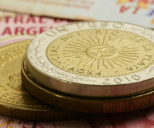 Argentine Peso Resumes Slide; Yield on Century Bonds Tops 9 Percent