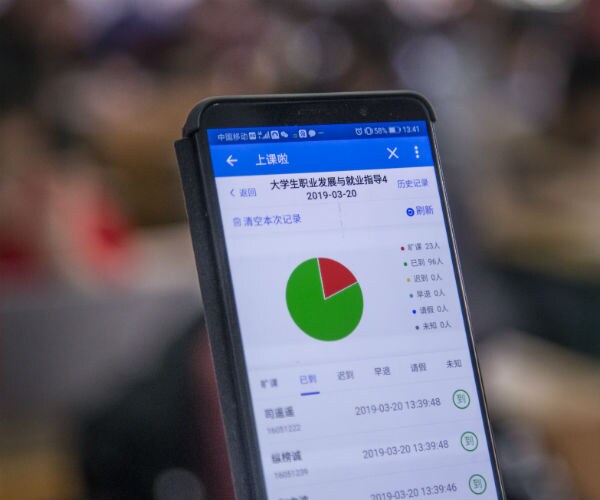 smartphone shows attendance pie chart