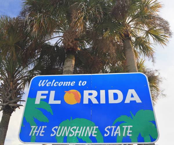 a sign reading welcome to florida the sunshine state