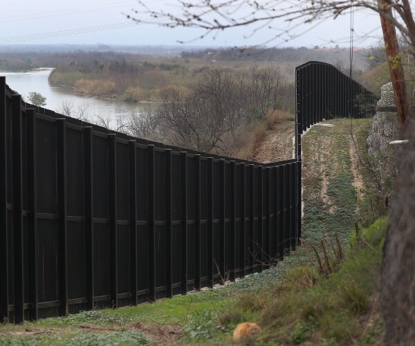 border fence is shown on the us mexico border