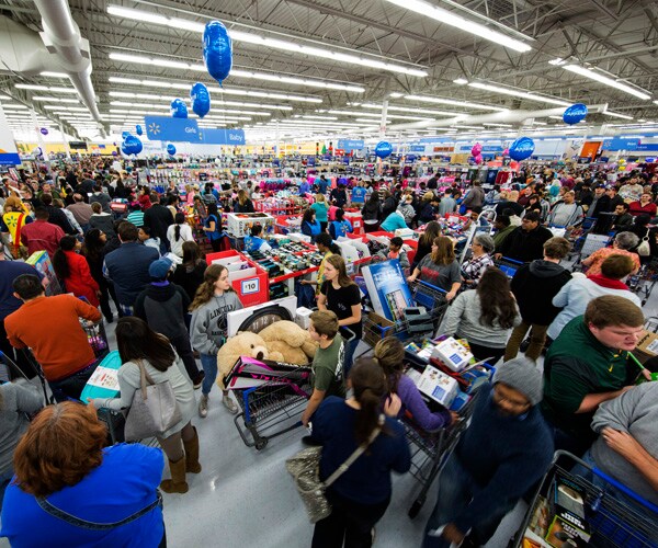 Online Sales Surge, Shoppers Throng Stores on Thanksgiving Evening
