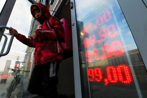Russians Line up at Banks, Prices May Rise after Sanctions
