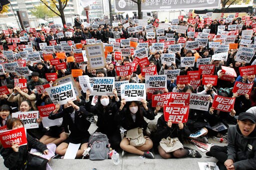 Tens of Thousands in South Korea Call for President to Quit