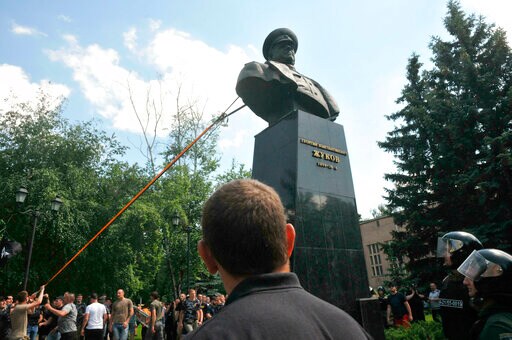 Protesters Tear Down Zhukov Bust in Ukraine