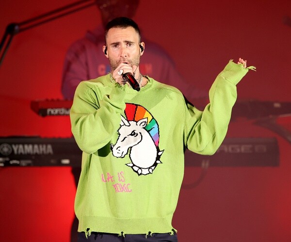 adam levine sings onstage