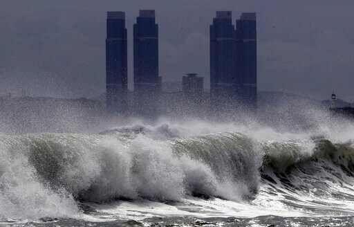 Typhoon Knocks out Power in S. Korean Homes, Barrels North
