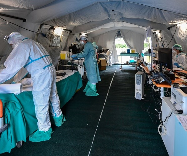 a pop up tent in new york where doctors set up to triage coronavirus patients