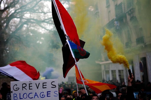 French Strikes Going Strong on Day 4; Government Huddles