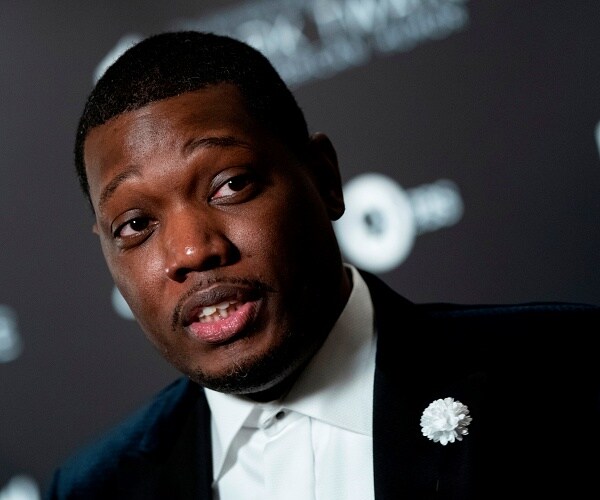 michael che stands on red carpet