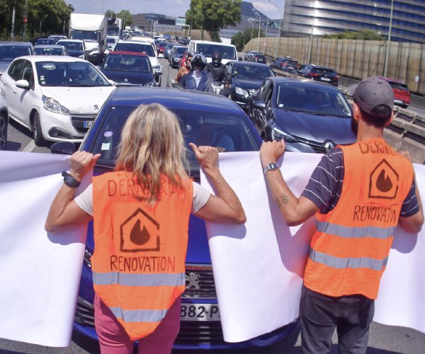members of derniere renovation block traffic in paris