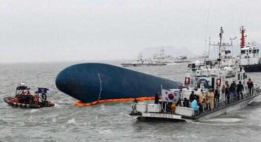 Tour Boat Sinking Revives Memories of SKorea Ferry Disaster