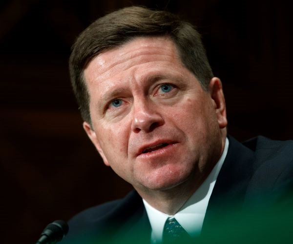 AmEx Names Former SEC Chairman to Board