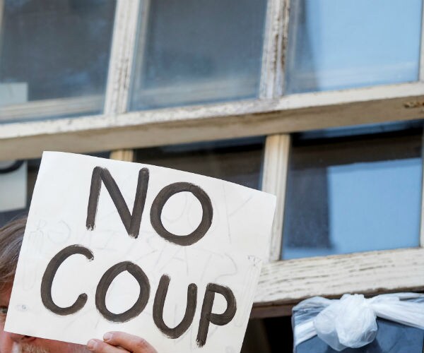 pro maduro no coup sign displayed in washington dc 