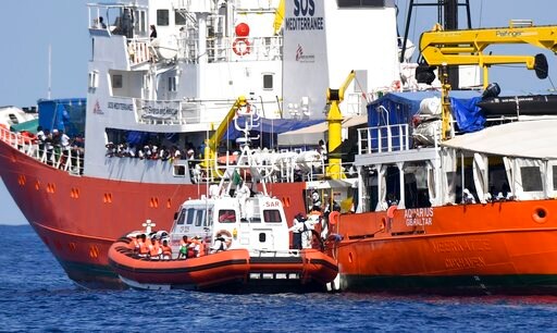 1st Boat of Aquarius Convoy with 630 Migrants Docks in Spain