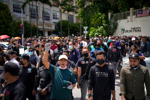 Supporters of Jailed Ex-PM Najib Rally for Royal Pardon