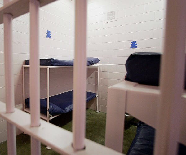 Report: Justice Dept. to Release 6,000 Nonviolent Drug Offenders