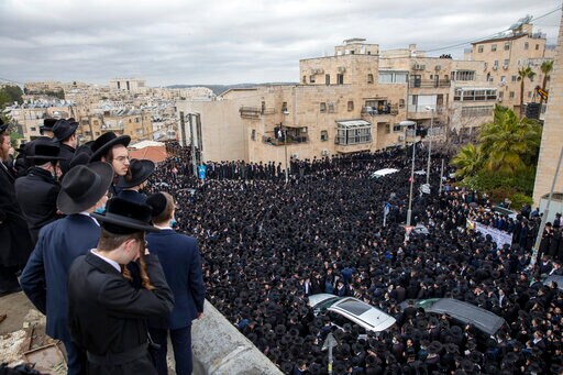 Thousands Join in Jerusalem Funeral, Flout Pandemic Rules
