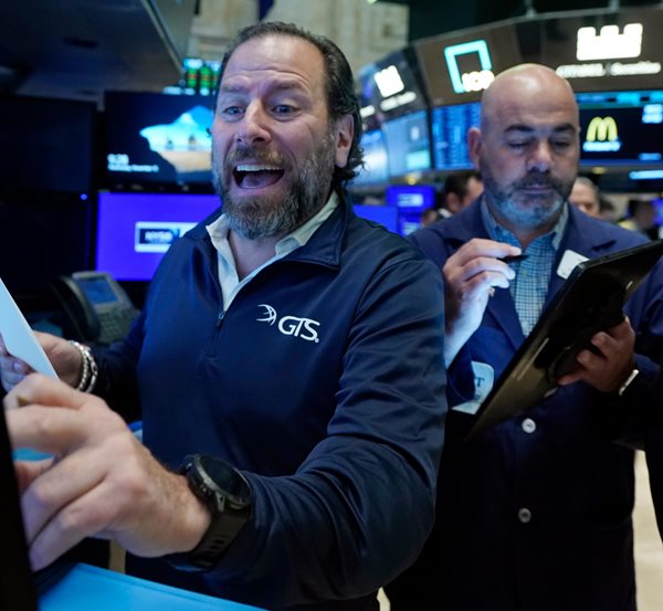 Wall Street Drifts Amid Worries About Profits