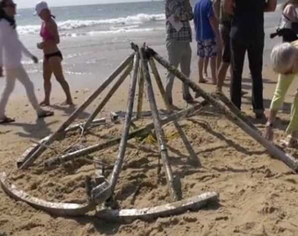 Mystery Continues After Removal of Object Off Beach Near Taylor Swift's Home