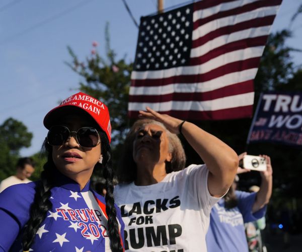 Throngs Outside Georgia Jail in Support of Trump 