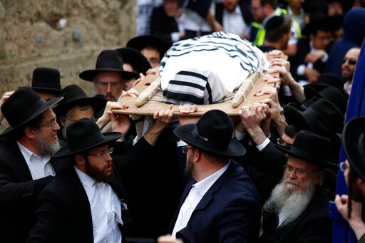 Tens of Thousands at Jerusalem Funeral of Influential Rabbi
