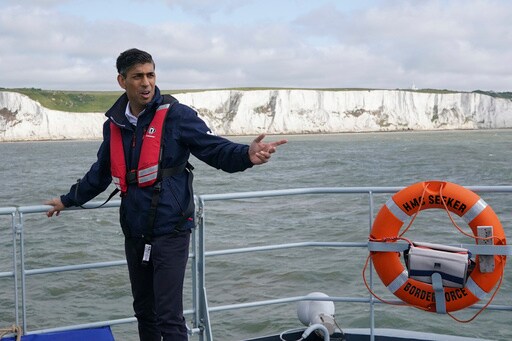 UK to House Hundreds More Migrants on Barges, Sunak Says