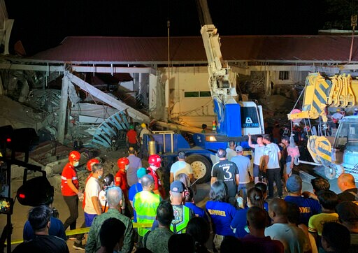 Philippine Quake Knocks over Building, at Least 3 Dead