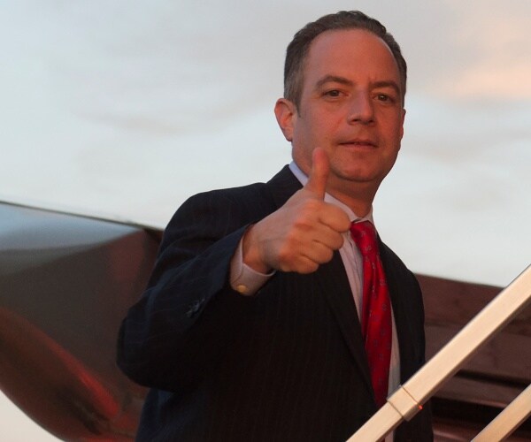 reince priebus giving a thumbs up in a suit and red tie