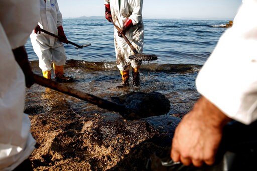 Greece Struggles to Mop up Oil Spill; Critics Demand More