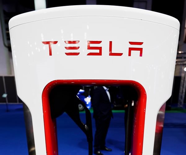 Tesla Jumps 5% on EV Charging Tie-up With GM
