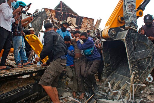 Damaged Roads, Lack of Gear Hinder Indonesia Quake Rescue