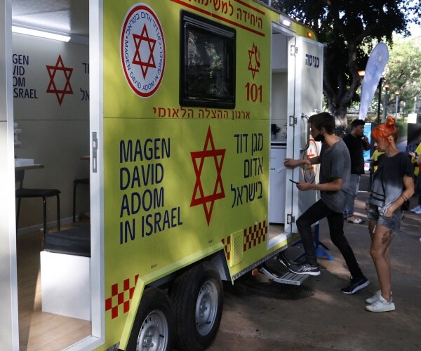 israel youths arrive to receive a covid-19 vaccine