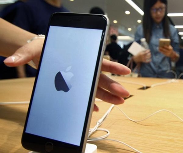 Apple Prepares to Unveil Smaller iPhone With Narrower Ambitions