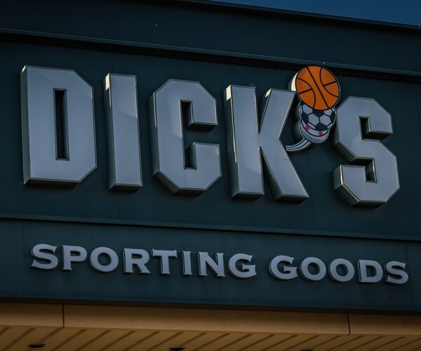 Dick's Sporting Goods to Hire 9,000 Holiday Season Workers