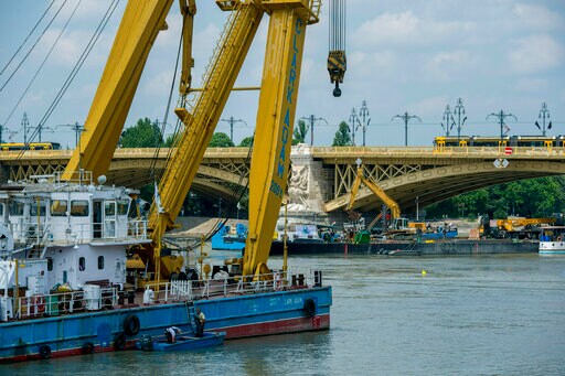 Hungarian Rescuers 'not Far' from Lifting Tour Boat Wreckage
