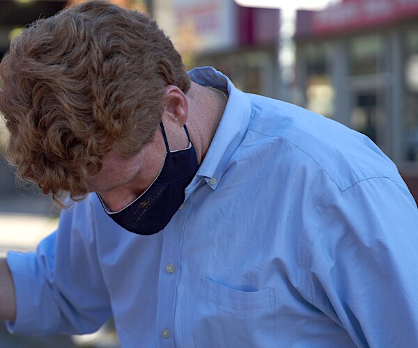 joe kennedy bows his head in shame