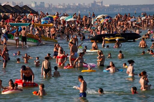 In Russia and Ukraine, No Social Distance on Crowded Beaches