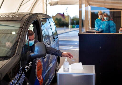 Lithuanians with COVID-19, Self-isolating Vote in Drive-ins