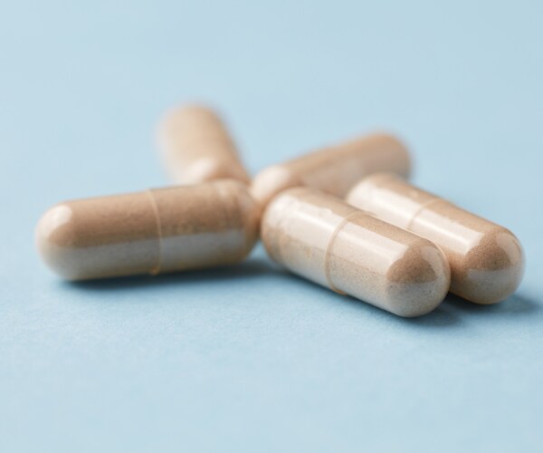 ashwagandha capsules on a blue background