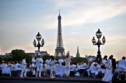 Paris site of 30th 'Diner en Blanc' Secret until Last Minute